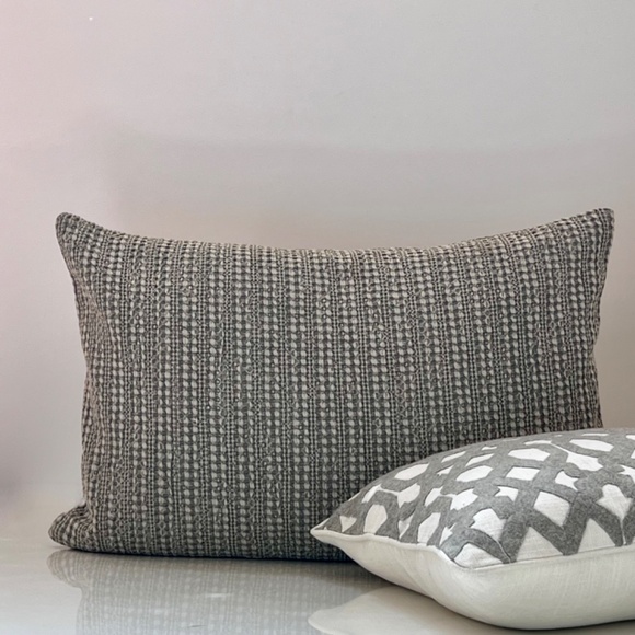 POTTERY BARN LUMBAR TEXTURED 16 X 26 INCHES NWOT - Picture 3 of 7